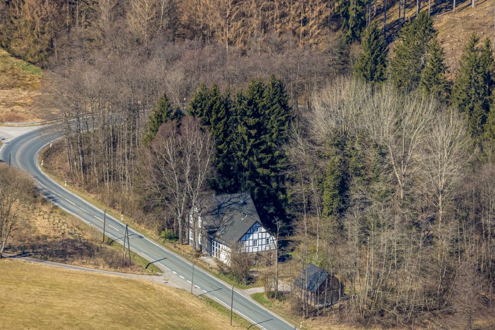 Aerial photograph Nuttlar - Half-timbered house Am Roh in Nuttlar in the Sauerland in the state North Rhine-Westphalia, Germany
