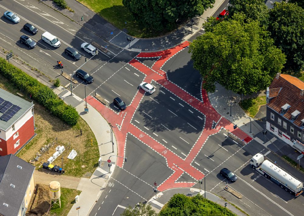Dortmund from above - Color markings of the lanes of road traffic in the course of the road crossing with roten Radwegen on street Am Hombruchsfeld in the district Renninghausen in Dortmund at Ruhrgebiet in the state North Rhine-Westphalia, Germany