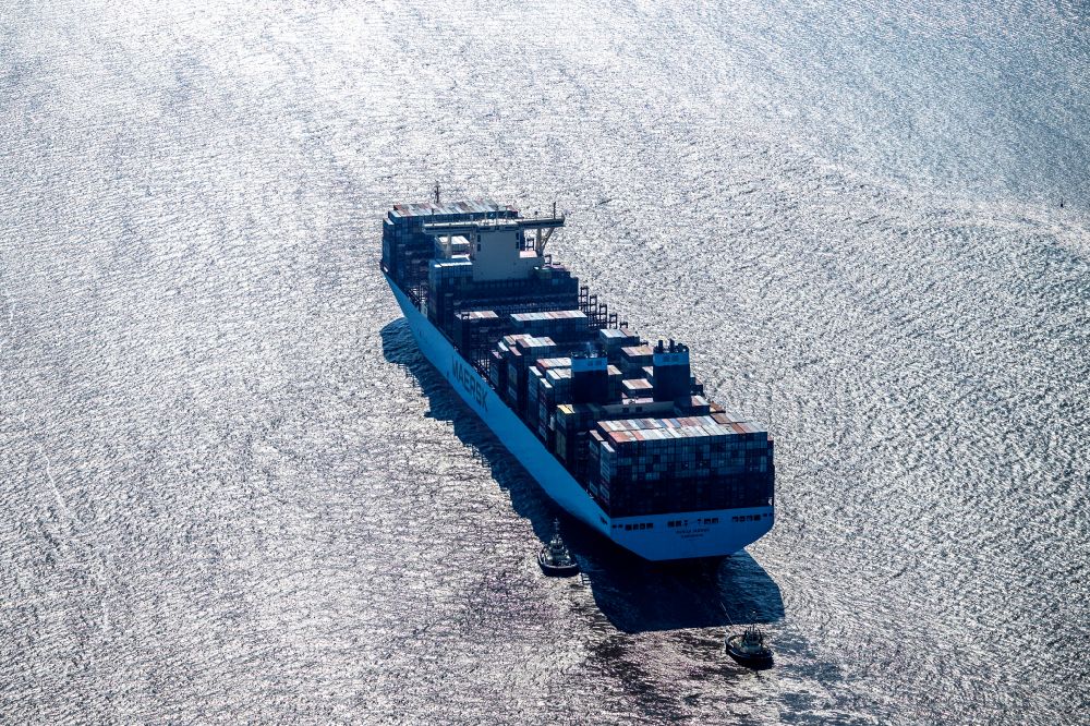 Aerial photograph Geestland - Sailing container ship MANILA MAERSK (IMO: 9780469, MMSI: 219038000) in Geestland Wurster Nordseekueste in the state Lower Saxony, Germany