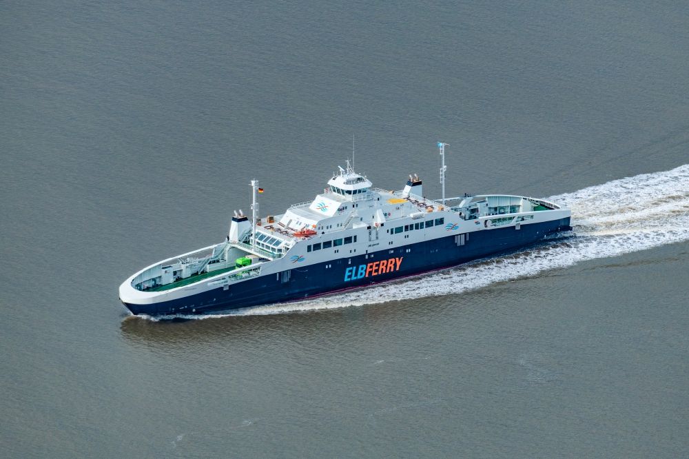 Brunsbüttel from the bird's eye view: Ride of a ferry of the Elbe ferry Elbferry Greenferry I in front of Brunsbuettel on the Elbe river in the state Schleswig-Holstein, Germany