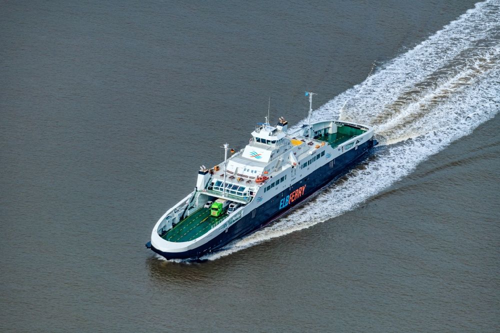 Aerial photograph Brunsbüttel - Ride of a ferry of the Elbe ferry Elbferry Greenferry I in front of Brunsbuettel on the Elbe river in the state Schleswig-Holstein, Germany