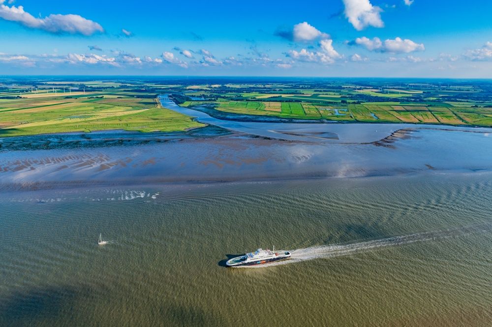 Aerial photograph Balje - Ride of a ferry of the Elbe ferry Elbferry Greenferry I in front of Brunsbuettel on the Elbe river in the state Schleswig-Holstein, Germany