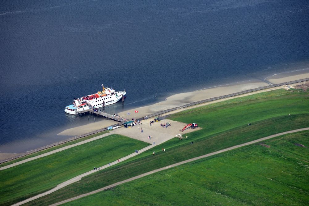 Aerial photograph Hamburg - Ride the ferry MS Flipper belonging Cassen Eils in Hamburg on the island Neuwerk. The excursion boat brings from March almost daily from its passengers from Cuxhaven to the seal banks in the Elbe estuary