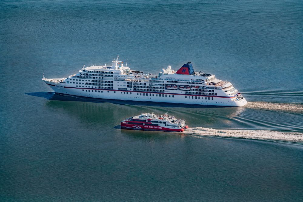 Aerial photograph Wischhafen - Ride a ferry ship Halunderjet MS Europa in Wischhafen in the state Lower Saxony, Germany