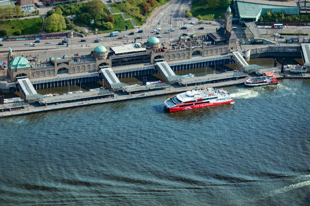 Aerial image Hamburg - Travel of a ferry ship Katamaran Halunder Jet der FRS Reederei in Hamburg in front of the Landungsbruecken in the state Lower Saxony, Germany