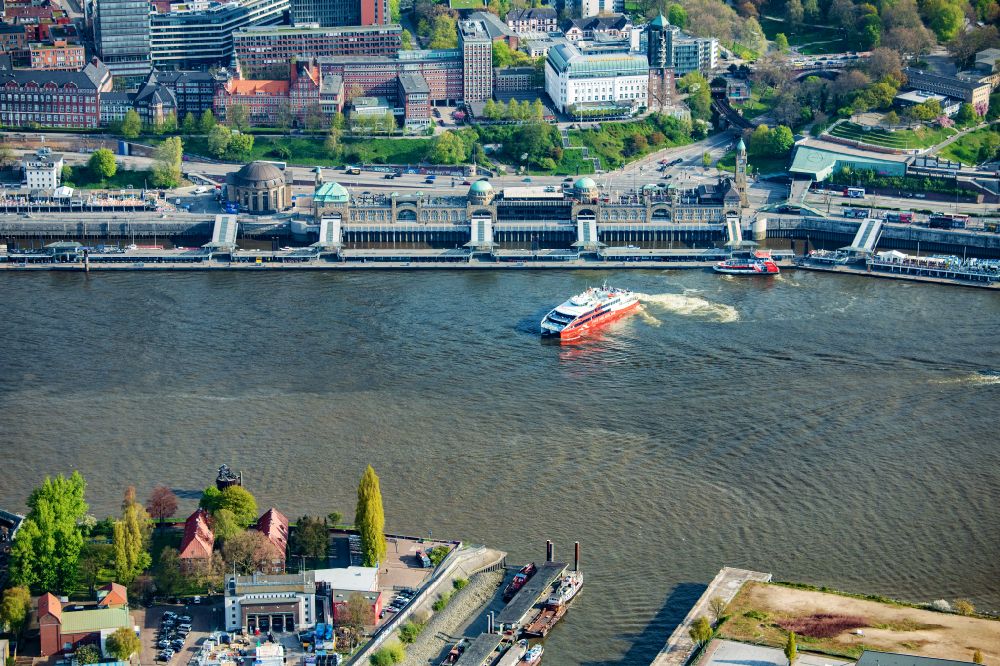 Aerial photograph Hamburg - Travel of a ferry ship Katamaran Halunder Jet der FRS Reederei in Hamburg in front of the Landungsbruecken in the state Lower Saxony, Germany