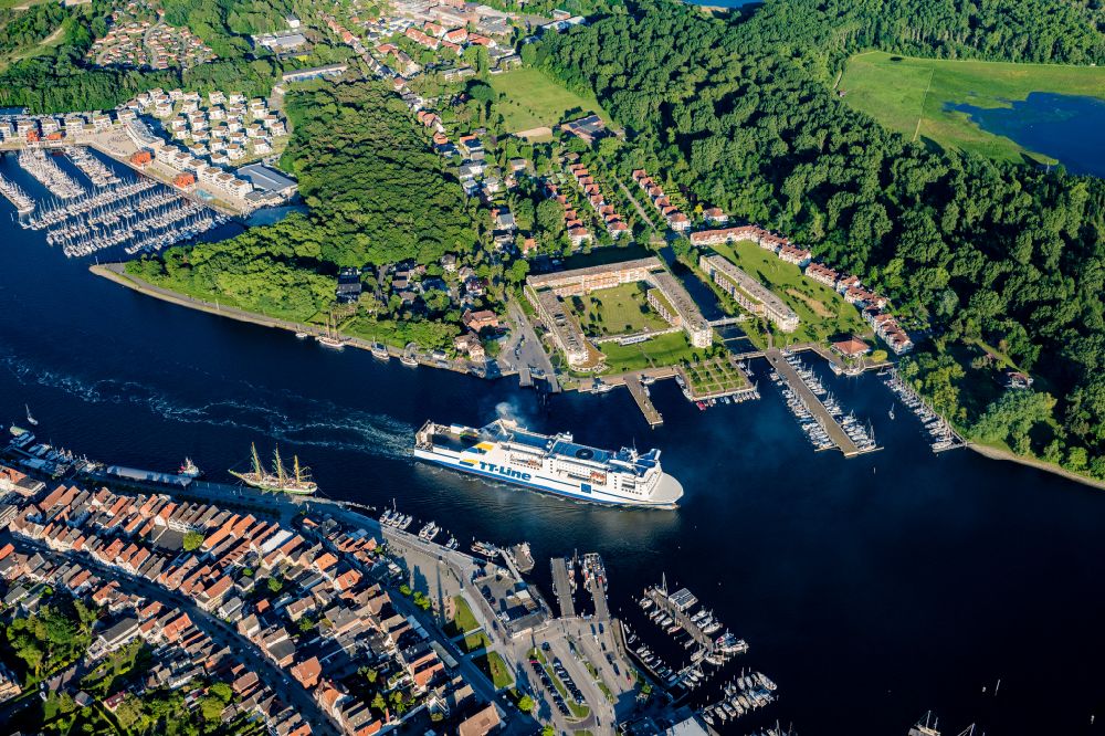 Lübeck from the bird's eye view: Ride a ferry ship der TT-Line auf of Trave in Travemuende at the baltic coast in the state Schleswig-Holstein, Germany