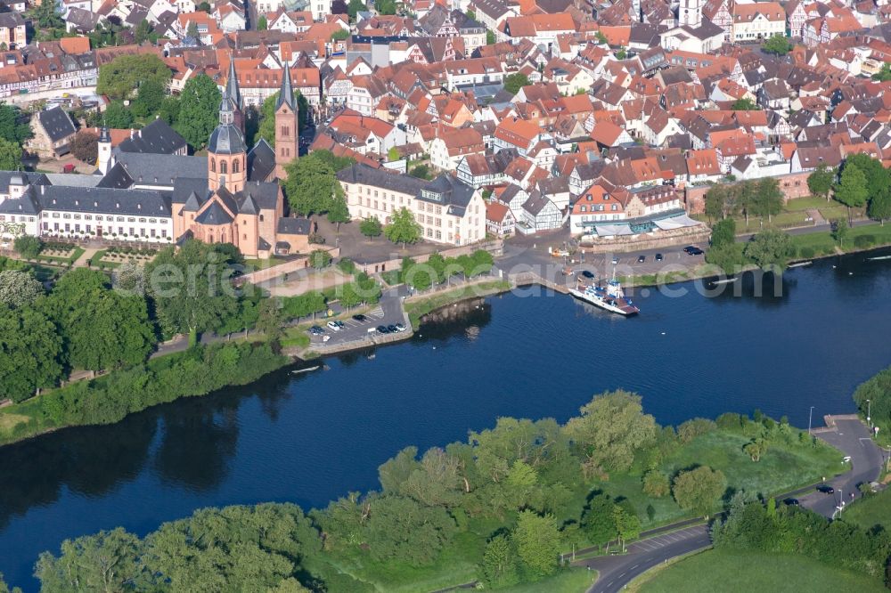 Seligenstadt from the bird's eye view: Ride a ferry ship over the main river Stadt Seligenstadt in Seligenstadt in the state Hesse, Germany