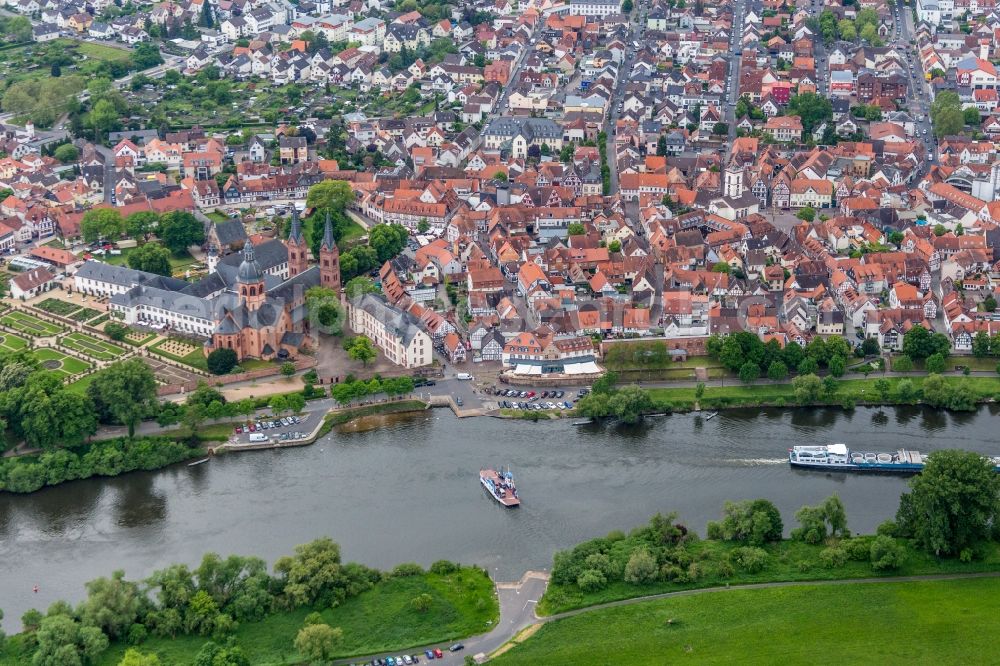 Aerial photograph Seligenstadt - Ride a ferry ship over the main river Stadt Seligenstadt in Seligenstadt in the state Hesse, Germany
