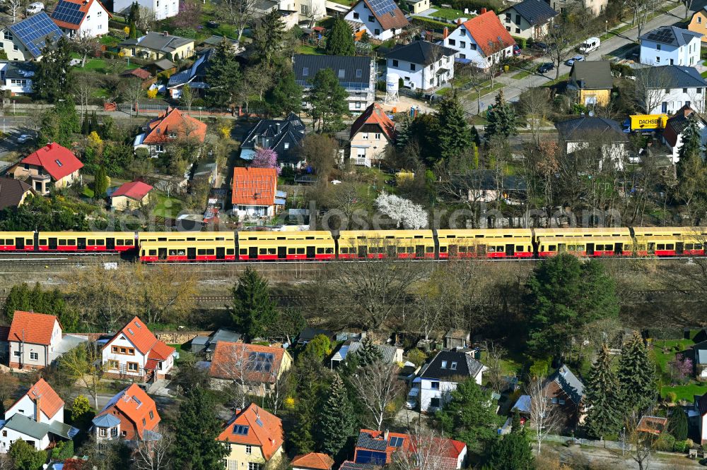 Aerial photograph Berlin - Travel of two S-Bahn trains on the track at Wodanstrasse in the district of Mahlsdorf in Berlin, Germany