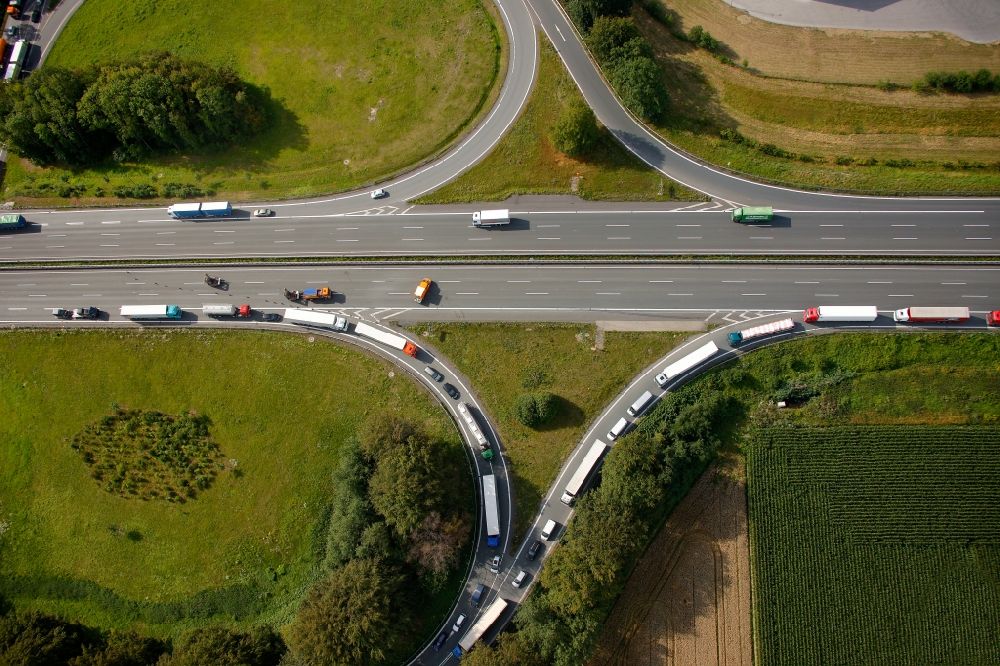 Aerial photograph Hamm Rhynern - Vehicle in the oncoming traffic diversions from the accident of a truck - collision on the motorway - Driveway Rhynern the motorway A2 motorway in Hamm in North Rhine-Westphalia