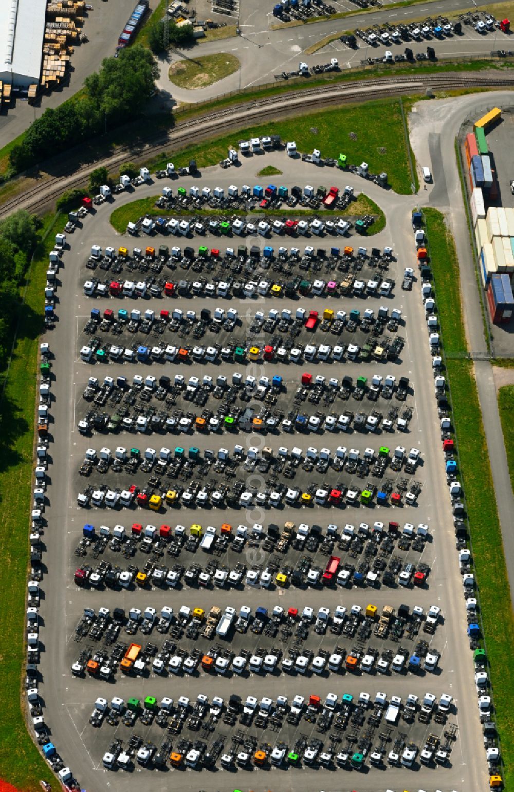 Aerial photograph Wörth am Rhein - Buildings and production halls on the vehicle construction site and parking spaces for new vehicles in Woerth am Rhein in the state Rhineland-Palatinate, Germany