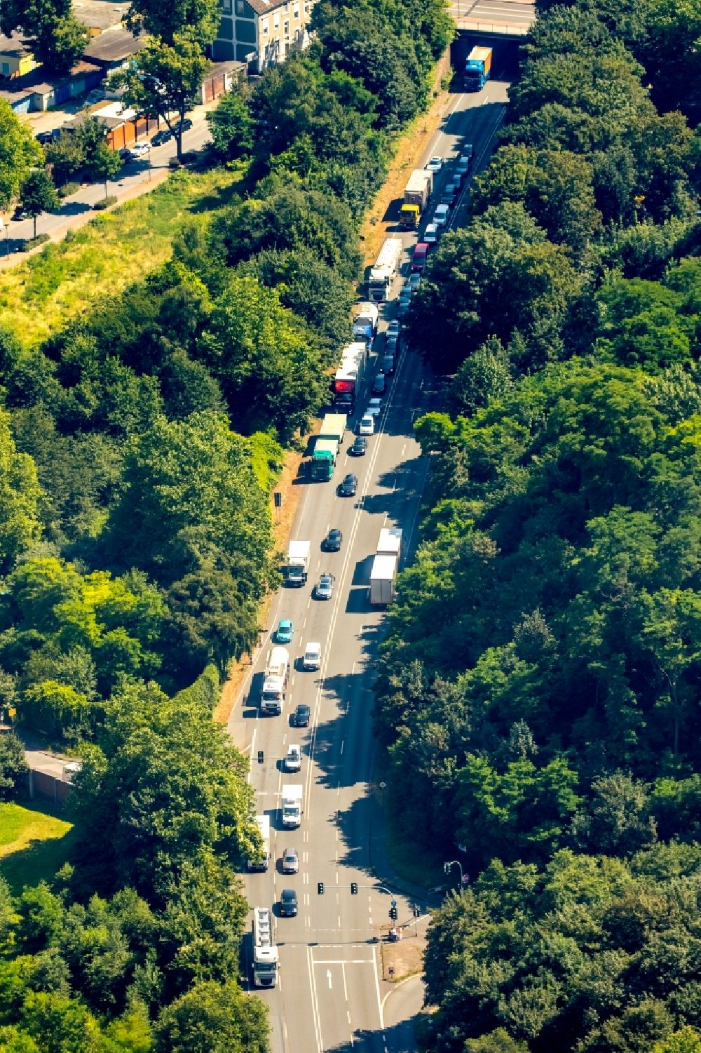 Aerial photograph Gladbeck - Motor vehicles in traffic along the Fereral street B224 in Gladbeck in the state North Rhine-Westphalia