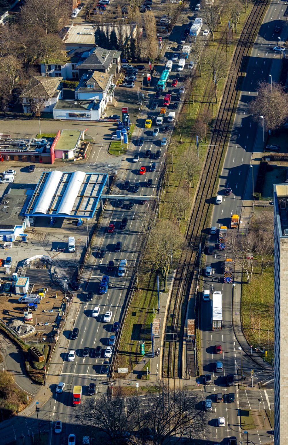 Dortmund from the bird's eye view: Motor vehicles in traffic along the Westfalendamm in the district Gartenstadt-Nord in Dortmund at Ruhrgebiet in the state North Rhine-Westphalia, Germany