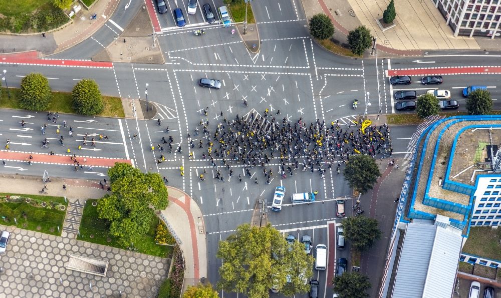 Aerial photograph Dortmund - Participants - fans of the BVB football club on their way to the football match on the corner of Poststrasse and Hohe Strasse in Dortmund at Ruhrgebiet in the state North Rhine-Westphalia, Germany