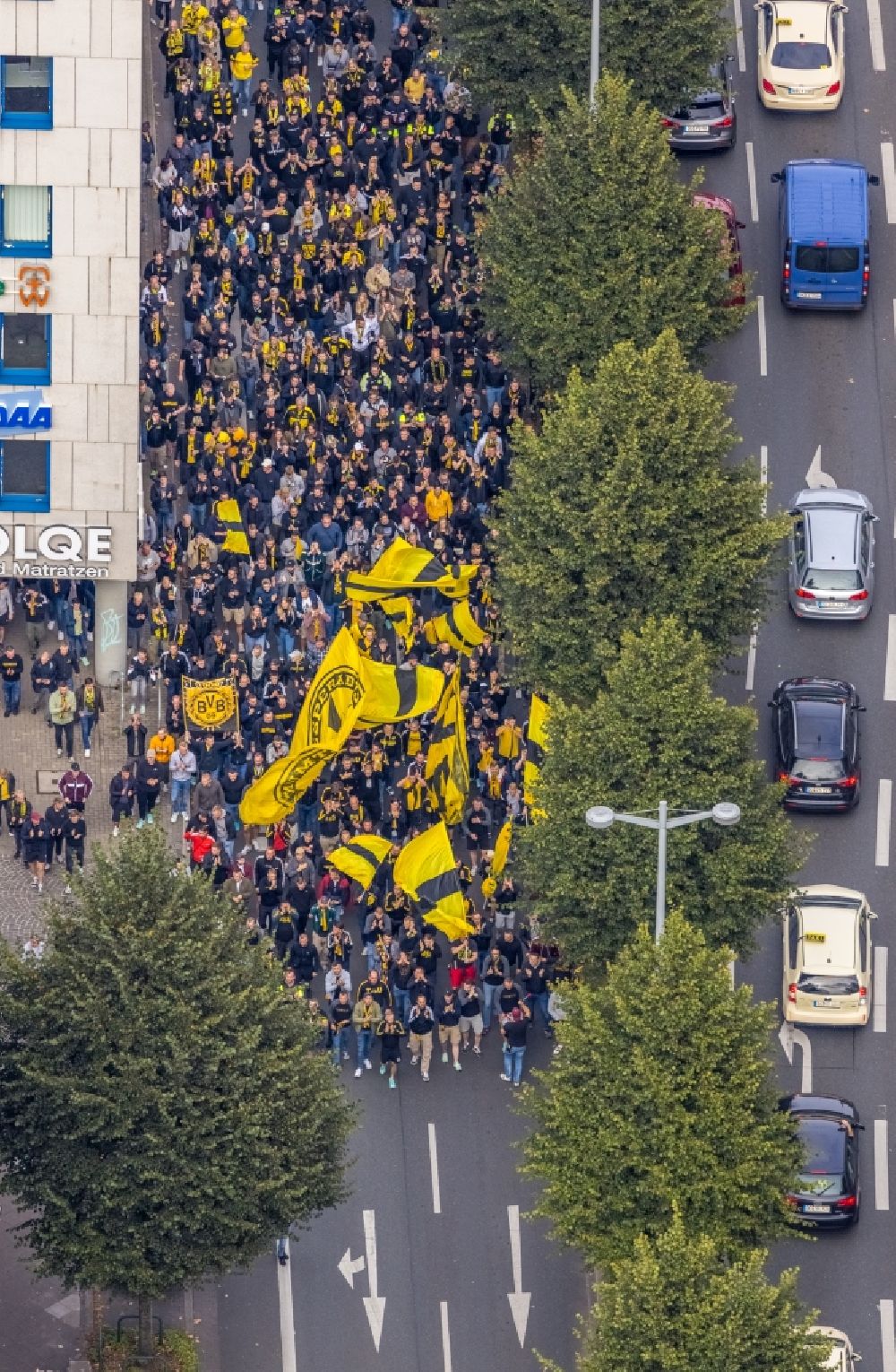 Dortmund from the bird's eye view: Participants - fans of the BVB football club on their way to the football match on the corner of Poststrasse and Hohe Strasse in Dortmund at Ruhrgebiet in the state North Rhine-Westphalia, Germany