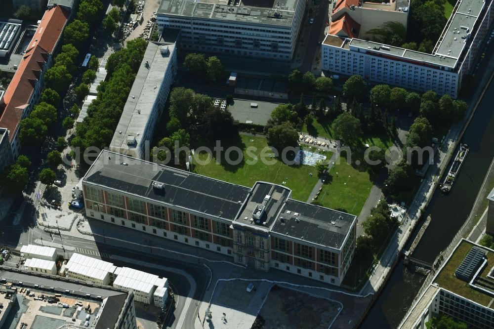 Aerial image Berlin - Facade of the monument Staatsratsgebaeude on Schlossplatz in Berlin, Germany