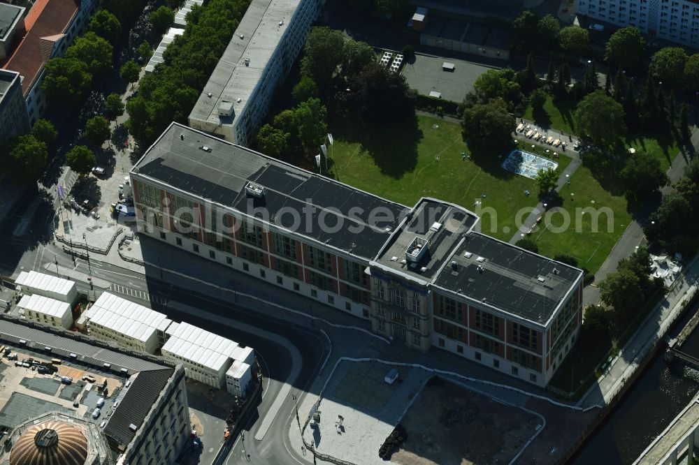 Aerial photograph Berlin - Facade of the monument Staatsratsgebaeude on Schlossplatz in Berlin, Germany