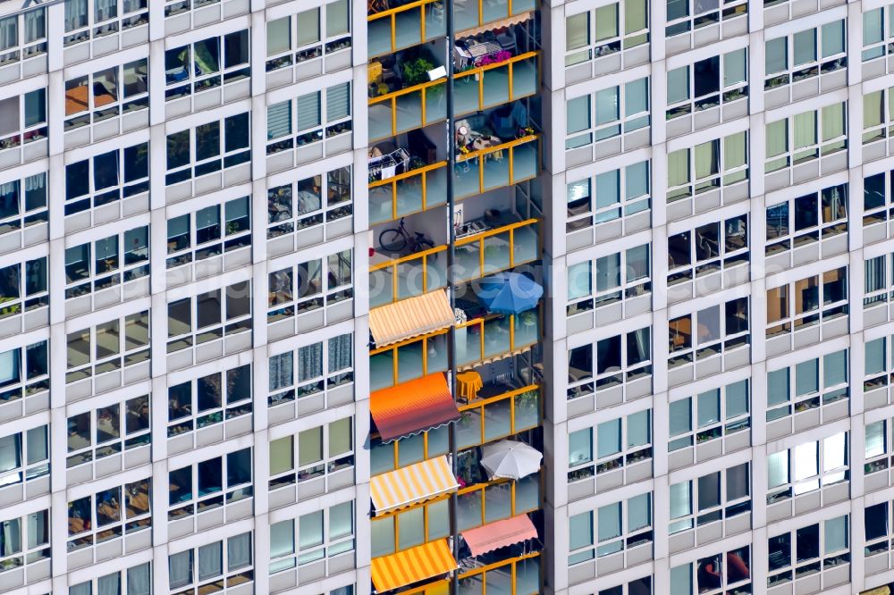 Aerial photograph Leipzig - Facade of the high-rise building in the residential area on Hans-Marchwitza-Strasse in the district Loessnig in Leipzig in the state Saxony, Germany