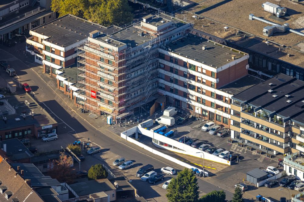 Kamp-Lintfort from the bird's eye view: Renovation work on the facade of an office and commercial building between Am Rathaus street and Freiher-vom-Stein-Strasse in the district Niersenbruch in Kamp-Lintfort in the Ruhr area in the state of North Rhine-Westphalia, Germany