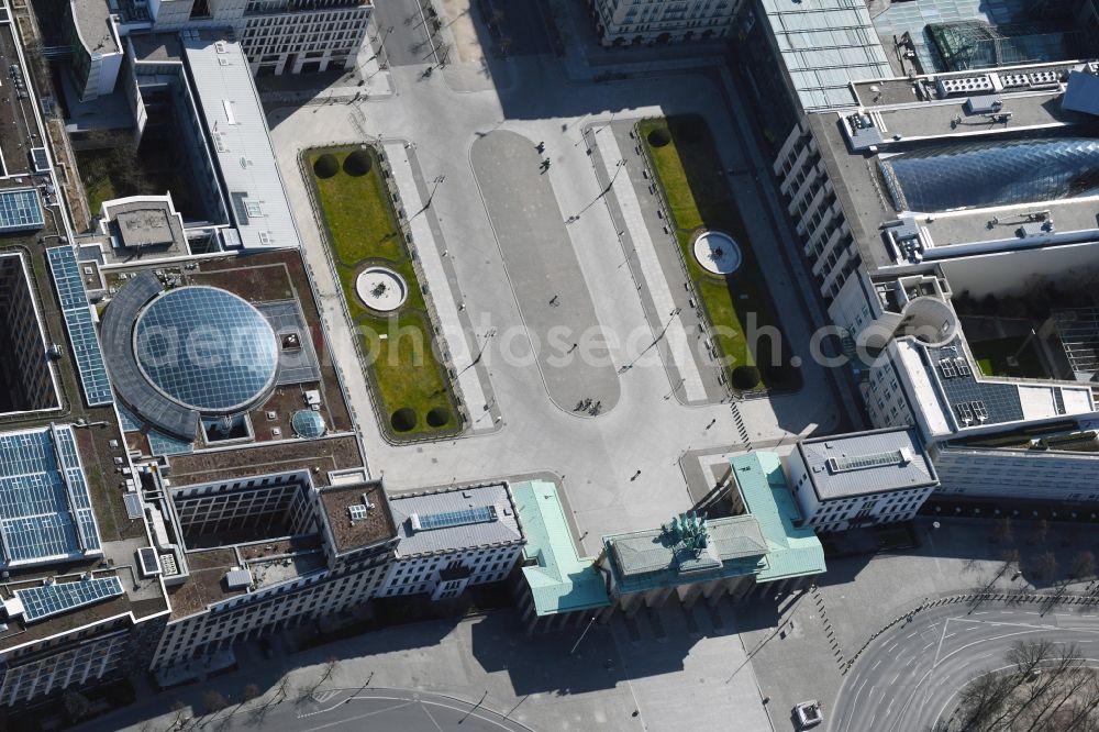 Aerial image Berlin - Almost deserted area due to the crisis Tourist attraction of the historic monument Brandenburger Tor on Pariser Platz - Unter den Linden in the district Mitte in Berlin, Germany