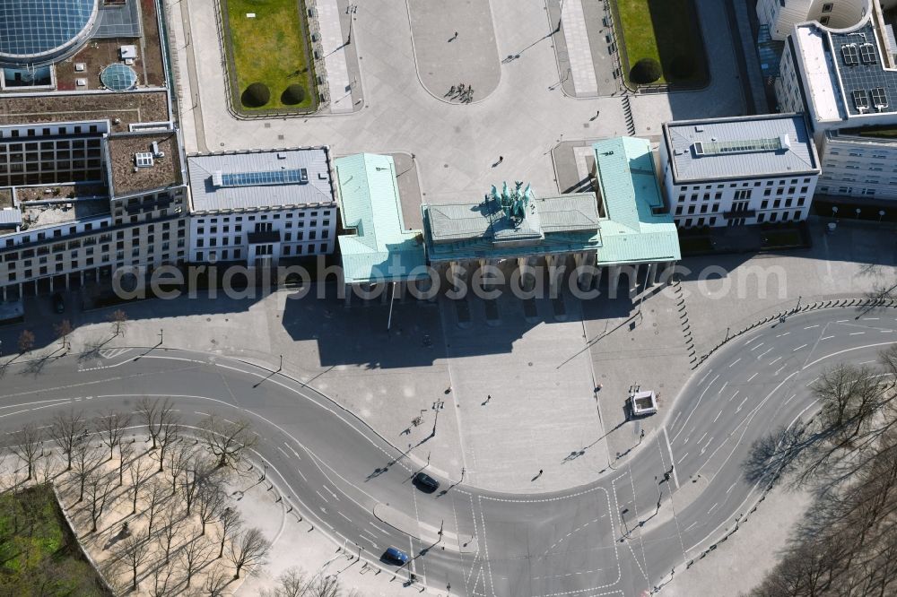 Aerial photograph Berlin - Almost deserted area due to the crisis Tourist attraction of the historic monument Brandenburger Tor on Pariser Platz - Unter den Linden in the district Mitte in Berlin, Germany