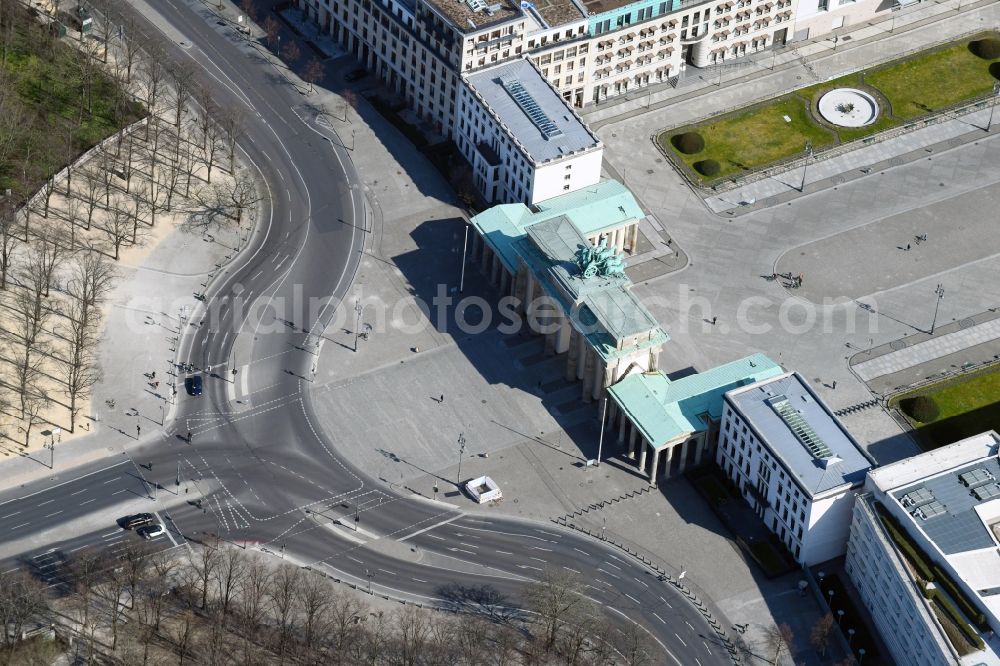 Berlin from the bird's eye view: Almost deserted area due to the crisis Tourist attraction of the historic monument Brandenburger Tor on Pariser Platz - Unter den Linden in the district Mitte in Berlin, Germany