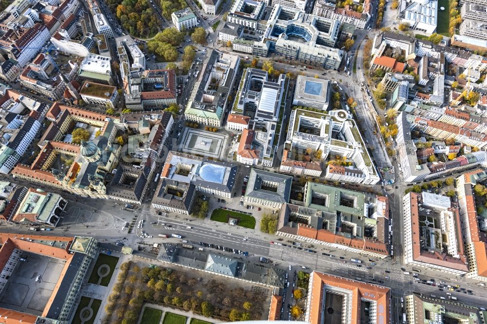 Aerial photograph München - Feldherrnhalle and Theatine Church of St. Cajetan on the square Odeonsplatz in the Maxvorstadt part of Munich in the state of Bavaria. The Feldherrnhalle ( Field Marshals' Hall) is a monumental loggia on the southern edge of the square. Next to it is the catholic church, a former court and royal church of the Theatine Order. With its two towers in the italian late baroque style, it is part of the Odeon's Square complex of buildings and landmarks