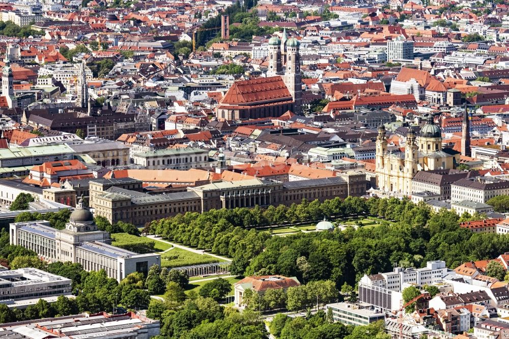 Aerial photograph München - Feldherrnhalle and Theatine Church of St. Cajetan on the square Odeonsplatz in the Maxvorstadt part of Munich in the state of Bavaria. The Feldherrnhalle ( Field Marshals' Hall) is a monumental loggia on the southern edge of the square. Next to it is the catholic church, a former court and royal church of the Theatine Order. With its two towers in the italian late baroque style, it is part of the Odeon's Square complex of buildings and landmarks