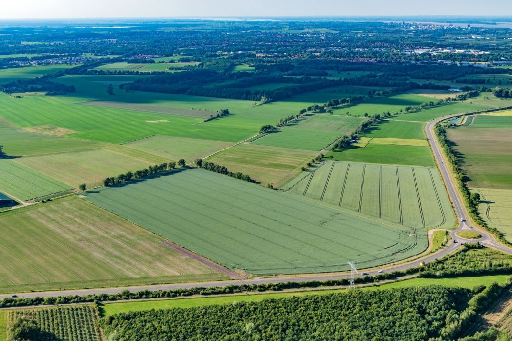 Agathenburg from the bird's eye view: Agricultural fields as planning area and development area fuer den Surfpark Stade in Agathenburg in the state Lower Saxony, Germany
