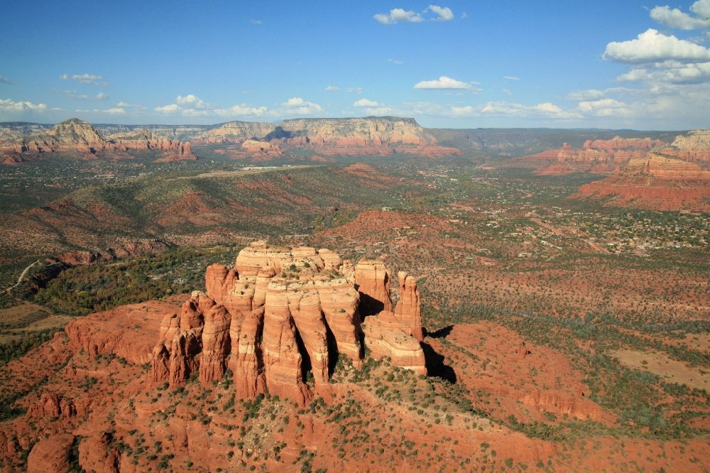 Sedona from the bird's eye view: The red rocks are trademarks of the landscape at Sedona in the United States