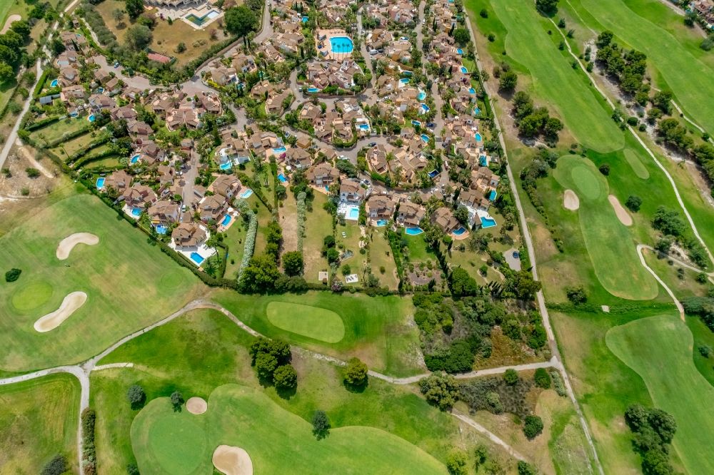 Calvia from the bird's eye view: Holiday house plant of the park at the golf course Golf Santa Ponca along the Avinguda del Golf in Calvia in Balearic island of Mallorca, Spain