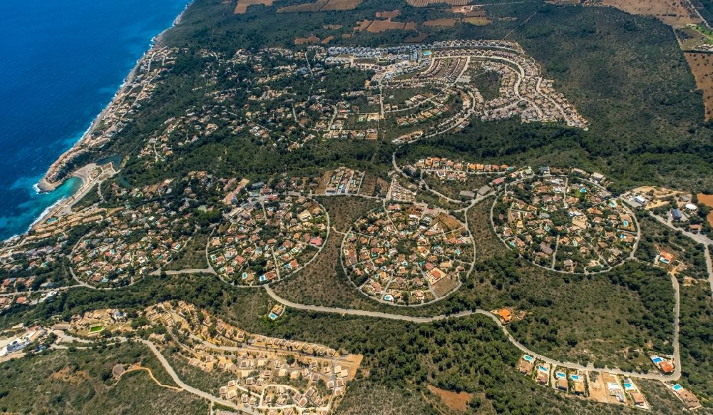 Manacor from the bird's eye view: Holiday house plant of the park in a round circle shape in Manacor in Balearic island of Mallorca, Spain