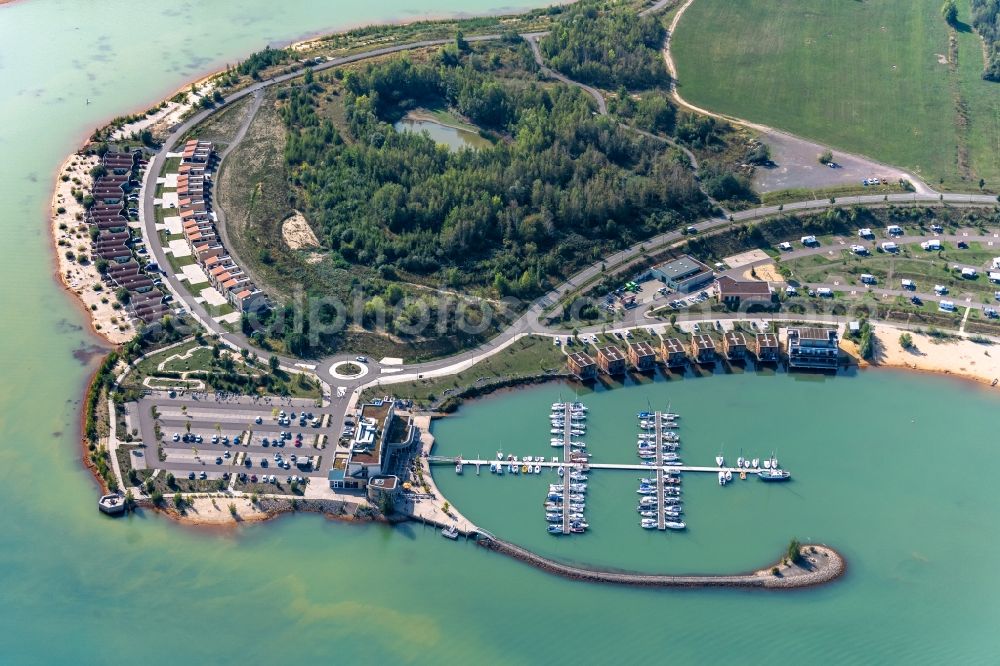 Aerial photograph Großpösna - Holiday house plant of the park on the banks of the lake Stoermthaler See in Grosspoesna in the state Saxony, Germany
