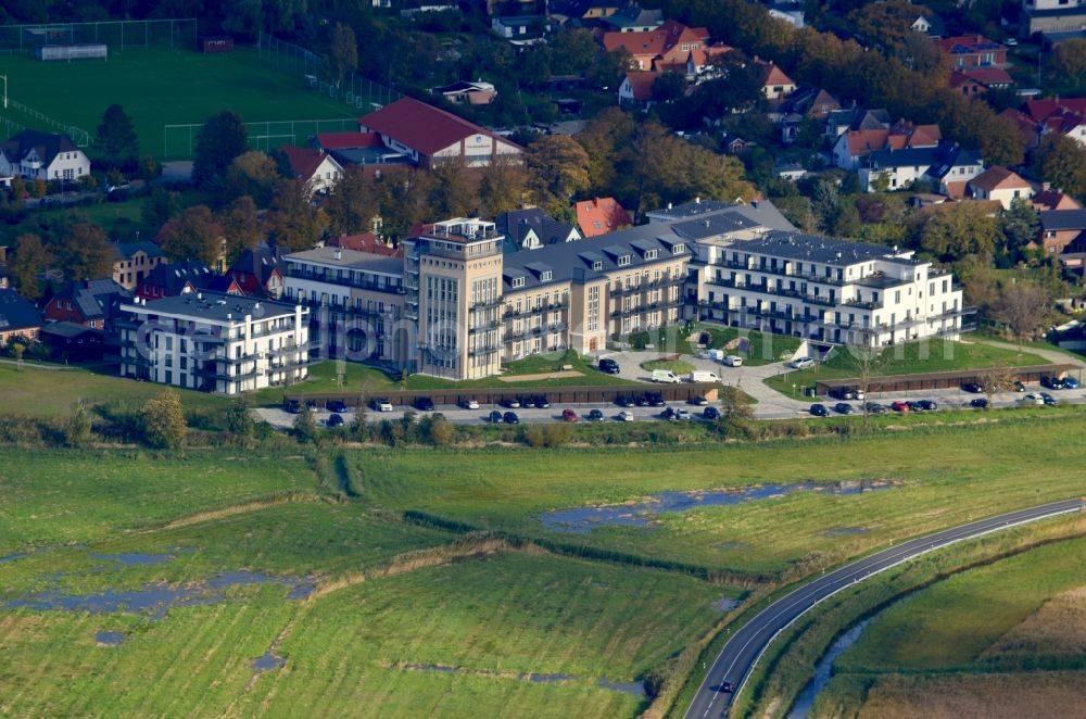 Aerial photograph Wustrow - Building of an apartment building used as an apartment complex Alte Seefahrtschule in Wustrow in the state Mecklenburg - Western Pomerania, Germany