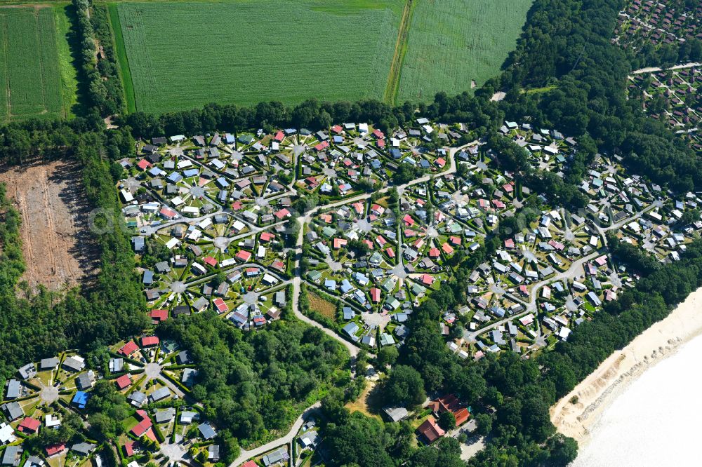 Aerial photograph Haren (Ems) - Holiday house plant of the park Ferienzentrum Schloss Dankern on Dankernsee in the district Dankern in Haren (Ems) in the state Lower Saxony, Germany