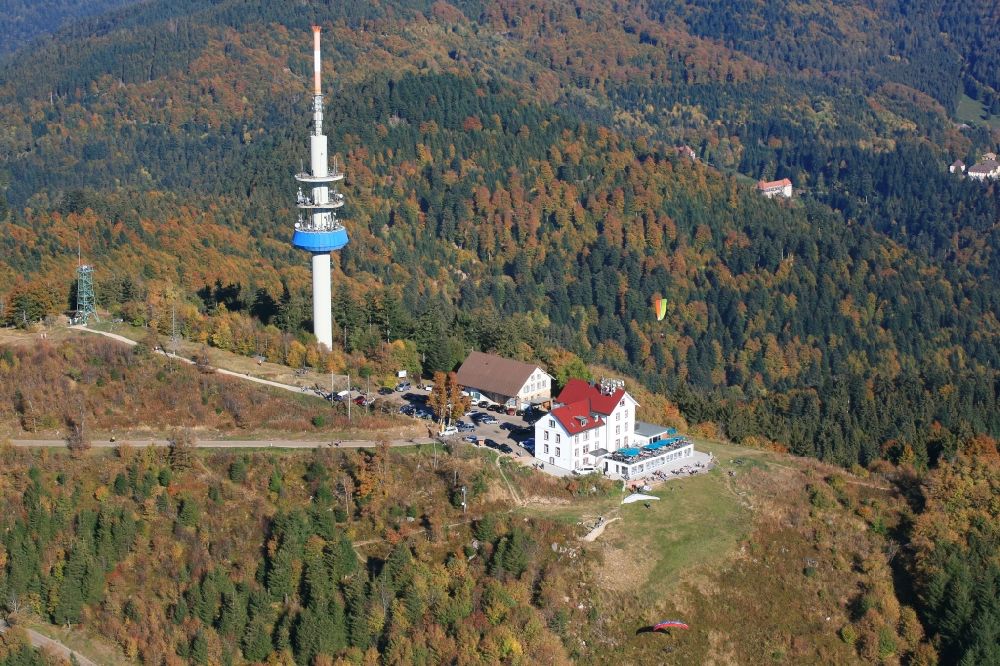 Schliengen from the bird's eye view: Mountainous landscape with summit of Hochblauen, television tower, hotel and take-off site for paraglider in the black Forest in Schliengen in the state Baden-Wurttemberg, Germany