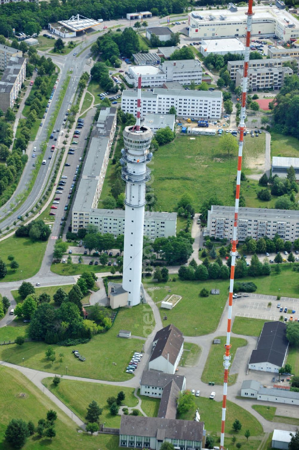 Aerial photograph Schwerin - Blick auf den Fernsehturm Schwerin Zippendorf inmitten des Wohngebietes / Plattenbaugebiet Großer Dreesch. View of the television tower in Schwerin.