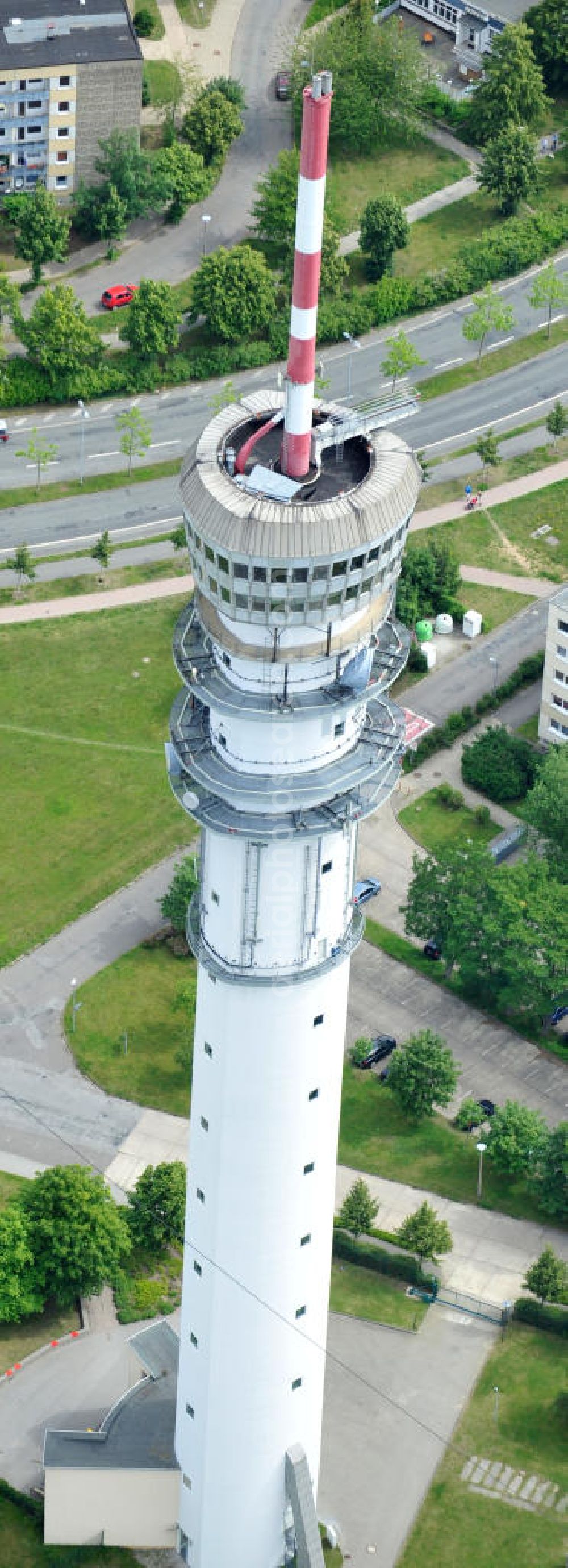Aerial image Schwerin - Blick auf den Fernsehturm Schwerin Zippendorf inmitten des Wohngebietes / Plattenbaugebiet Großer Dreesch. View of the television tower in Schwerin.