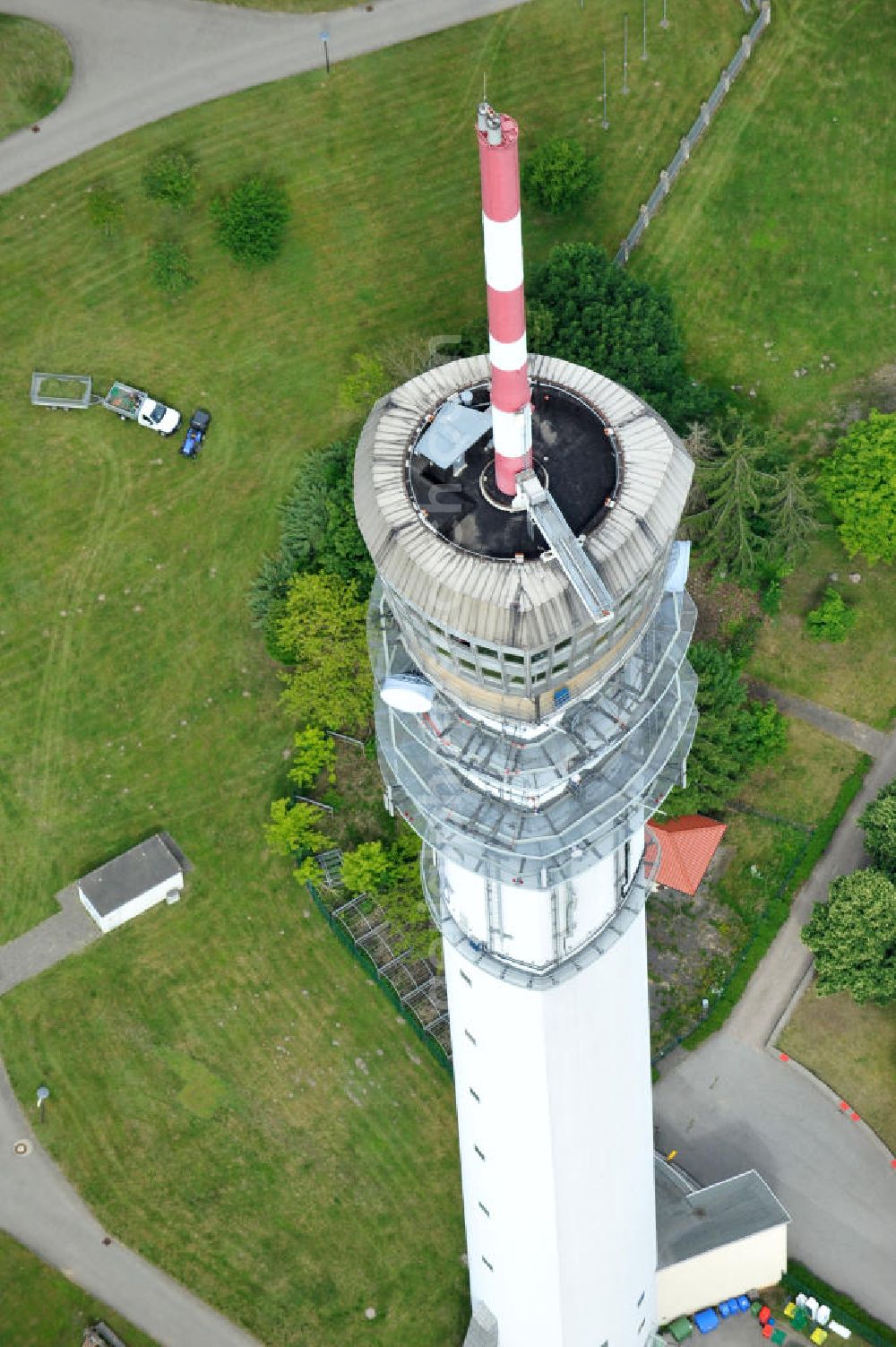 Aerial image Schwerin - Blick auf den Fernsehturm Schwerin Zippendorf inmitten des Wohngebietes / Plattenbaugebiet Großer Dreesch. View of the television tower in Schwerin.