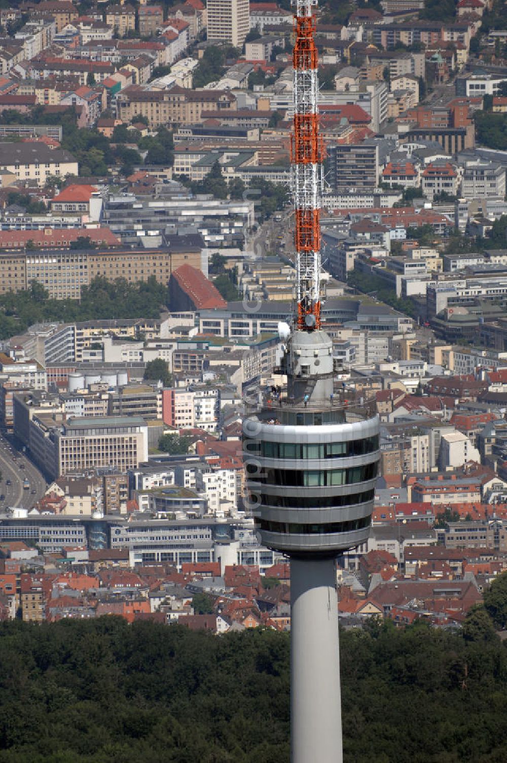 Aerial image STUTTGART - STUTTGART 01.07.2008 Der Stuttgarter Fernsehturm ist ein Sendeturm des Südwestrundfunks zur Versorgung der Region Stuttgart mit dessen Rundfunkprogrammen. Er ist der weltweit erstgebaute Fernsehturm aus Stahlbeton. Ungeachtet seinen Namens strahlt der Turm seit 2006 nur noch Hörfunkprogramme aus.Im Jahr 1949 begann der damalige Süddeutsche Rundfunk (SDR) – heute Südwestrundfunk (SWR) – mit dem Aufbau seines UKW-Rundfunknetzes. Zur Versorgung der Region Stuttgart wurde 1950 der Sender Stuttgart-Degerloch auf dem Hoffeld in Betrieb genommen. Der dort genutzte 100 Meter hohe Stahlgitterturm ermöglichte jedoch keine lückenlose Versorgung der topografisch anspruchsvollen Umgebung. Es zeigte sich, dass dazu ein etwa doppelt so hoher Antennenträger notwendig war. Als neuer Träger für Radio- und Fernsehantenne war ursprünglich ebenfalls ein Stahlgitterturm vorgesehen. Doch der Turm- und Brückenkonstrukteur Fritz Leonhardt konzipierte mit dem Architekten Erwin Heinle einen eleganten Stahlbetonturm, dessen Turmkorb auch touristisch genutzt werden sollte. Der Vorteil für den Süddeutschen Rundfunk zeigte sich bereits nach kurzer Zeit: Die Baukosten in Höhe von 4,2 Millionen Mark hatten sich durch die Besucher innerhalb von fünf Jahren amortisiert. Damit wurde der Fernsehturm in Stuttgart das Vorbild für unzählige Konstruktionen in der Welt. Er ist im Besitz der Deutschen Telekom.