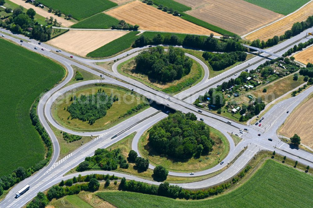 Sindelfingen from the bird's eye view: Route and lanes in the cloverleaf shape of the trunk road exit of the B464 federal highway on Calwer Strasse in Sindelfingen in the state Baden-Wuerttemberg, Germany