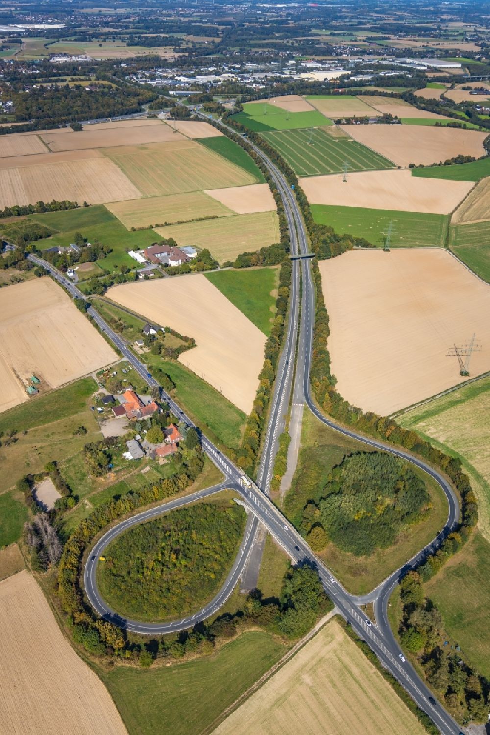 Aerial photograph Unna - Routing and traffic lanes during the exit federal highway B233 to the Isenloher Strasse in Unna in the state North Rhine-Westphalia, Germany