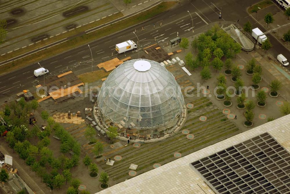 Aerial photograph Berlin-Tiergarten - Blick auf die Fertigstellung der Informationskuppel im Berliner Regierungsviertel vor dem Reichstag