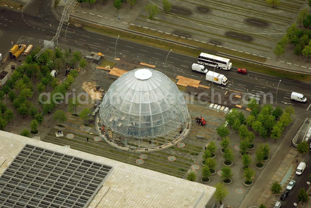 Berlin-Tiergarten from above - Blick auf die Fertigstellung der Informationskuppel im Berliner Regierungsviertel vor dem Reichstag