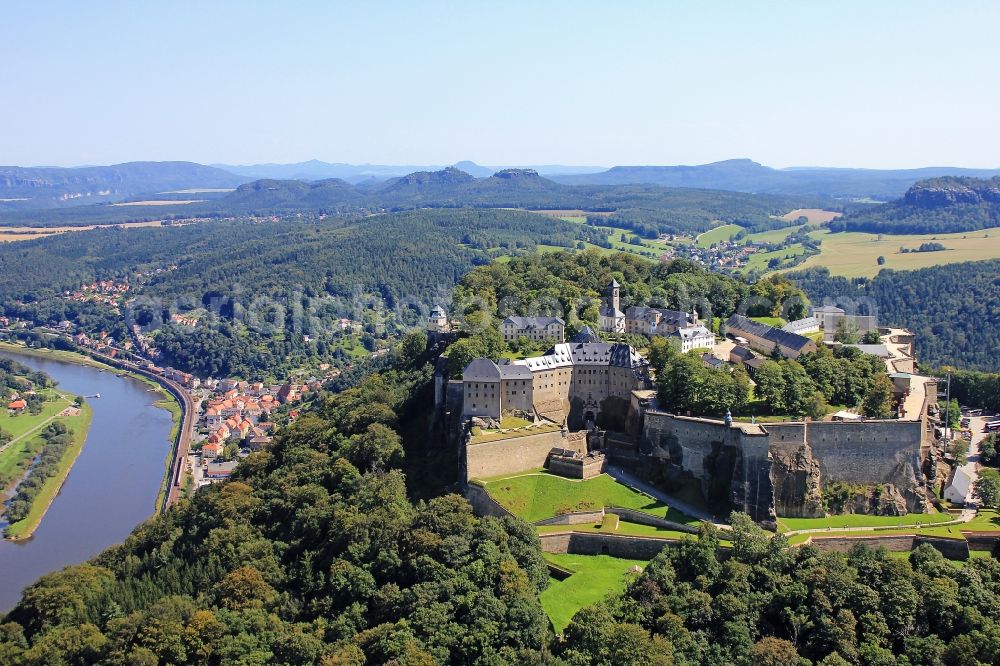 Aerial photograph Königstein - The Fortress Koenigstein at the river Elbe in the county district of Saxon Switzerland East Erzgebirge in the state of Saxony. The fortress is one of the largest mountain fortresses in Europe and is located amidst the Elbe sand stone mountains on the flat top mountain of the same name. In front of it, the river runs through a valley