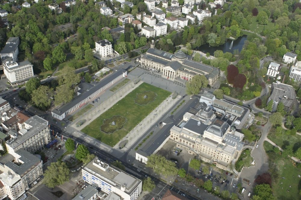 Aerial photograph Wiesbaden - View of the Kurhaus and the green area called Bowling Green in the spa park Wiesbaden