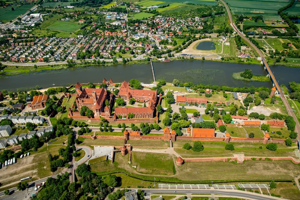 Malbork Marienburg from the bird's eye view: Fortress of Ordensburg Marienburg in Malbork Marienburg in Pomorskie, Poland