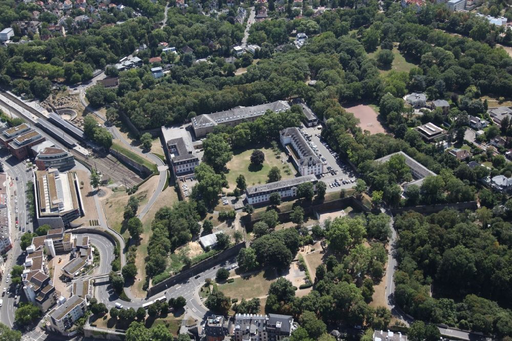 Aerial photograph Mainz - Fortress Zitadelle in Mainz in the state Rhineland-Palatinate. The Mainz citadel is located on the Jakobsberg at the edge of the Old Town and in the immediate vicinity of the railway station Roemisches Theater (Roman Theatre). The fortification was built in its present form in 1660 and was part of the former fortress of Mainz