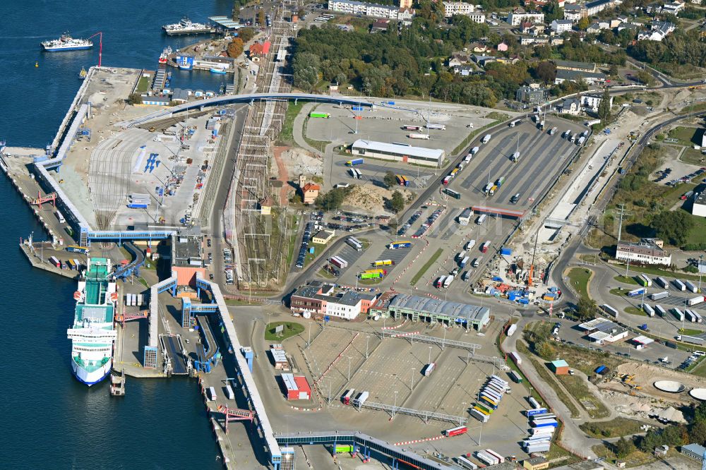 Aerial photograph Swinemünde - Ferry port facilities on the seashore of Baltic Sea in Swinemuende in West Pomeranian, Poland